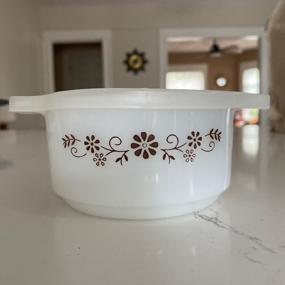Cute vintage Dynaware container